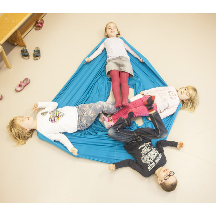 Foto: Kinder im Turnsaal machen Übung mit Erlebnistuch