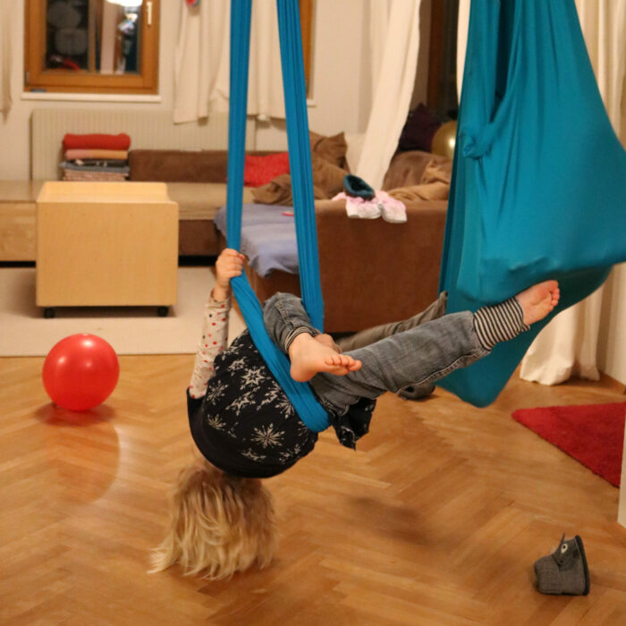 Kinder turnen und schaukeln indoor im Erlebnistuch