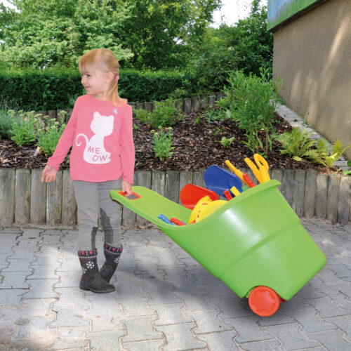 Mädchen mit Spielzeugwagen