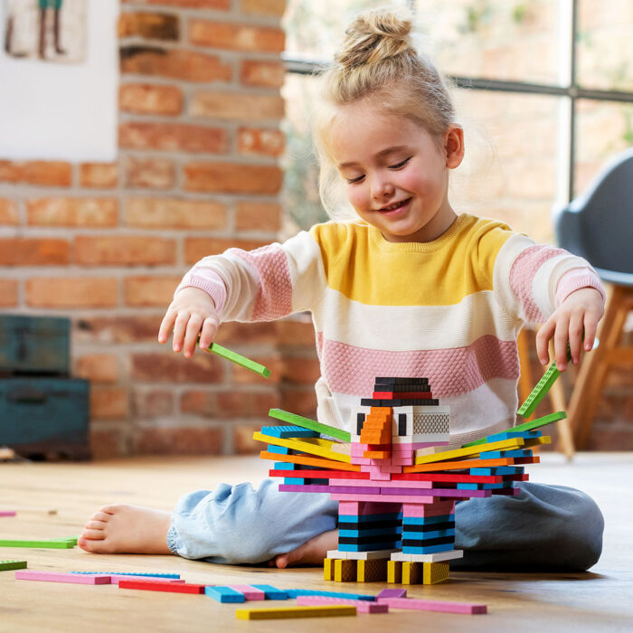 Kind baut mit Bioblo Bausteinen