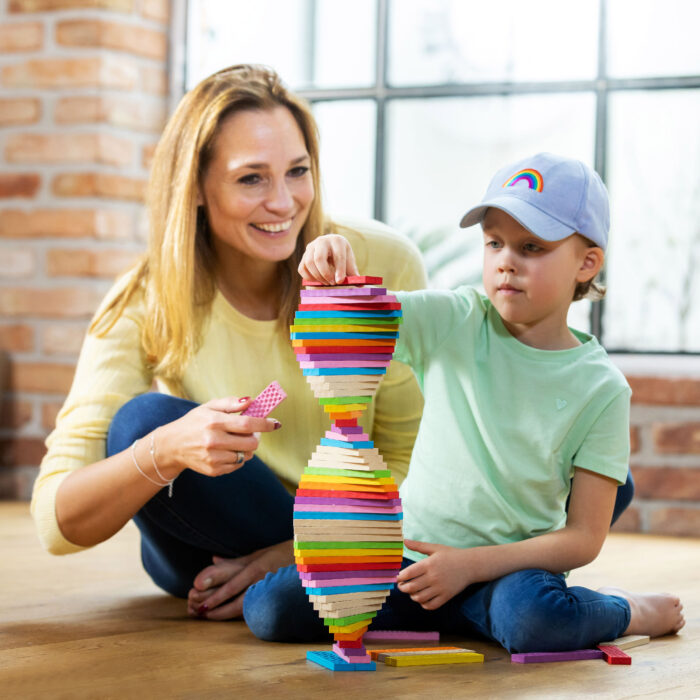 Kind baut mit Frau mit Bioblo Bausteinen