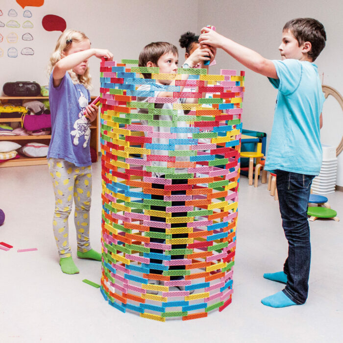 Kinder bauen Turm aus Bioblo Bausteinen