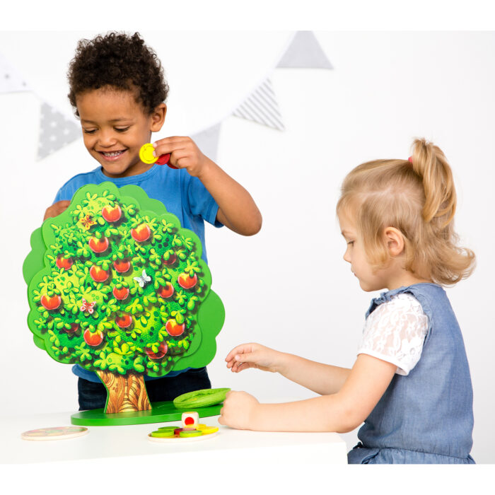 Zwei Kinder beim Spielen des Gesellschaftsspiels Apple Garden von Beleduc aus Holz für den Kindergarten