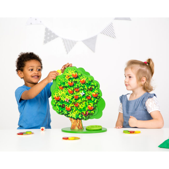 Zwei Kinder beim Spielen des Gesellschaftsspiels Apple Garden von Beleduc aus Holz für den Kindergarten