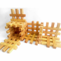 Bauwerk aus Gitterklötze natur Holzbausteine für Kinder