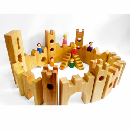 Große Ritterburg aus Holz aus dem Ritterburg-Set und der Ritterburg Erweiterung. Holzbausteine von Bauspiel für Kinder.