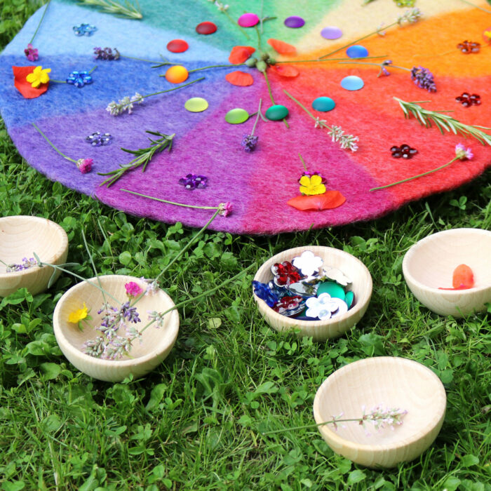 Holzschälchen mit Blumen und Funkelsteinen für ein Mandala auf dem Farbenkreis