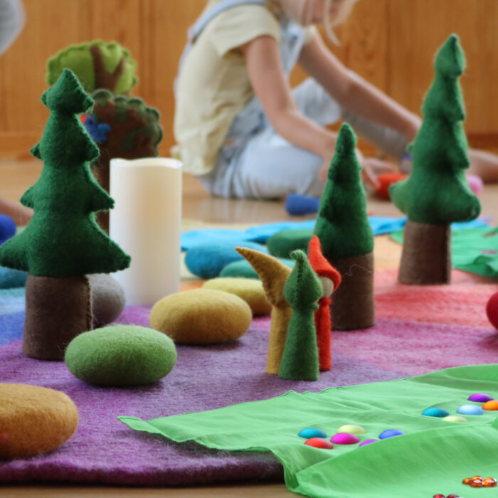 Fantasiewelt aus Spielzeug aus Filz und Holz im Kindergarten