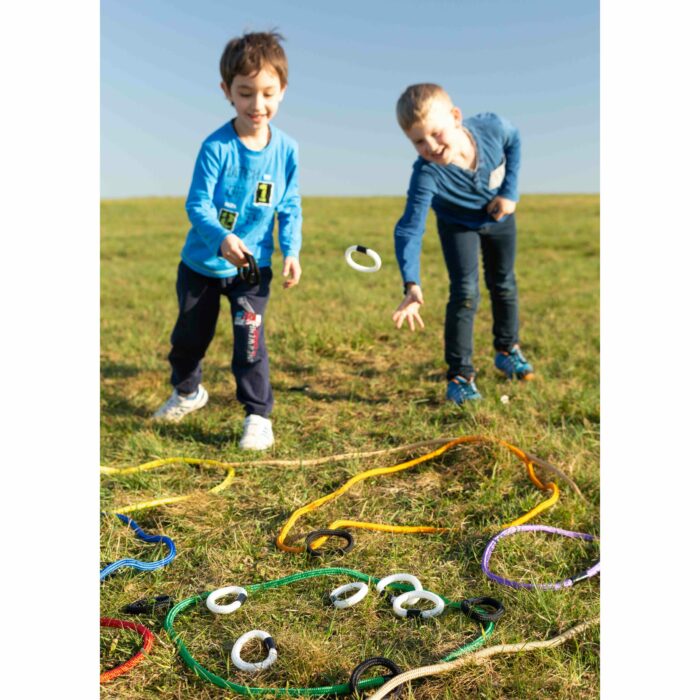 Kinder spielen mit Regenbogenseil von Olifu