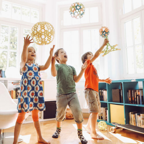 KKinder spielen mit Bällen aus Binabo-Ökobausteinen