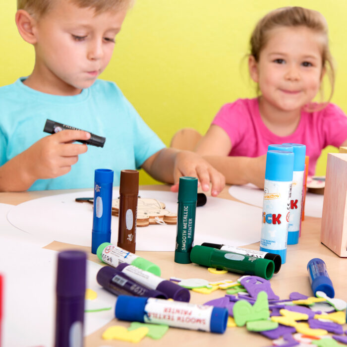 Kindergartenkinder bemalen mit Smooth Painter einen Holzanhänger