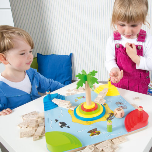 Kinder spielen das Tischspiel "Tropicano" von beleduc aus Holz.