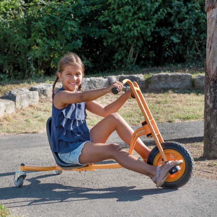 Mädchen im Volksschulalter sitzt auf dem Drift Rider von beleduc