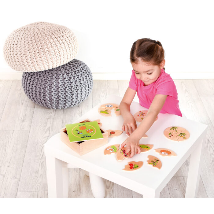 Kind spielt Lernspiel aus Holz