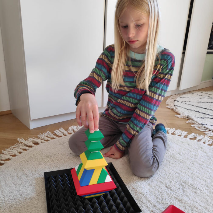 Kind baut mit Triangle Puzzle