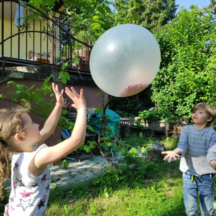 Kinder spielen mit Konfettiball