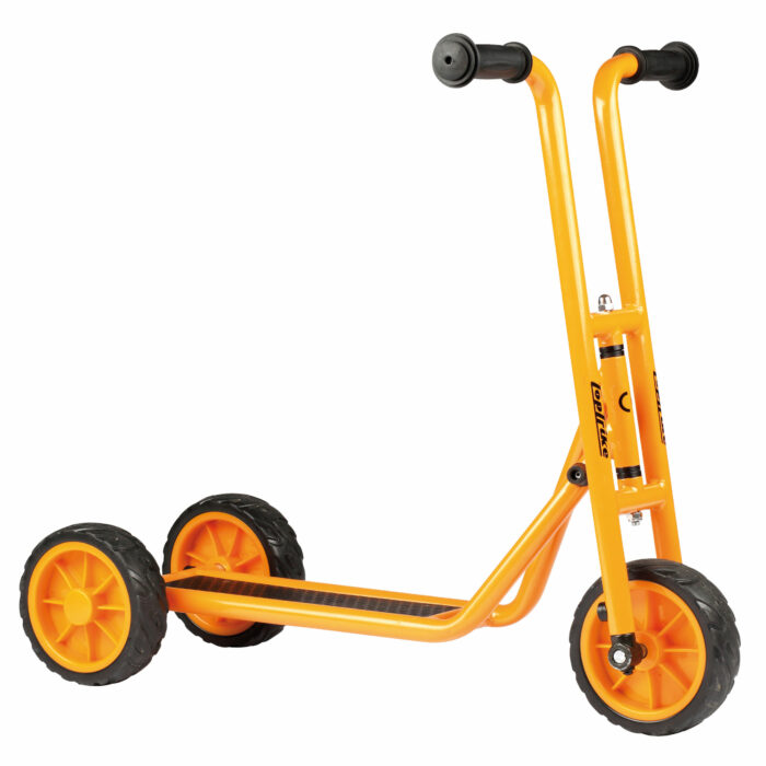 Seitenansicht des orangfarbenen Krippenrollers mit rutschfestem Trittbrett und doppelten Hinterrädern von beleduc für Kinder ab dem Krippenalter