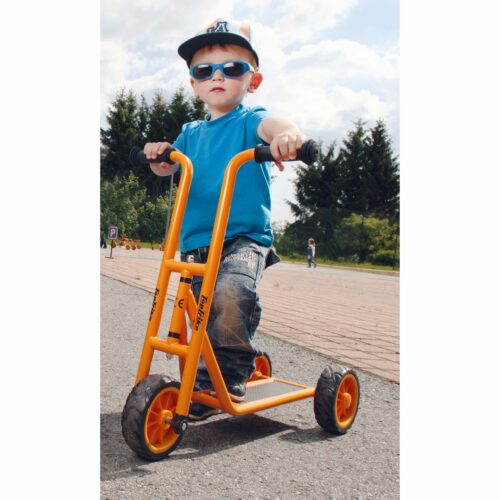 Bub im Krippenalter steht in cooler Pose mit Sonnenbrille auf dem robusten und sicheren Krippenroller von beleduc