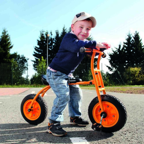 Bub im Kindergartenalter auf dem Lernfahrrad Top Bike von beleduc