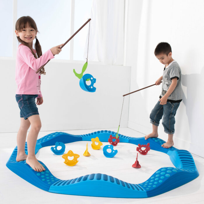 Kinder stehen auf Regenbogenwegen und spielen Angelspiel