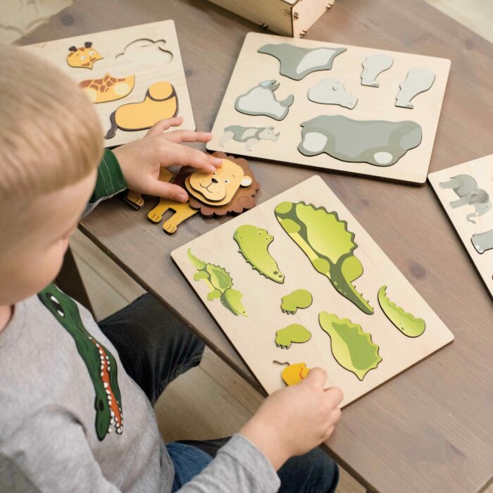 Kind spielt mit Magnetpuzzle Wildtiere