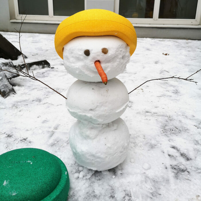 Schneemann gebaut mit Stapelsteinen