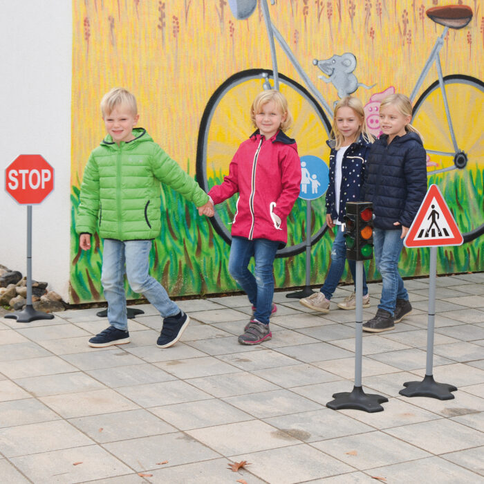 Kinder üben Verkehrsregeln anhand der Verkehrsschilder