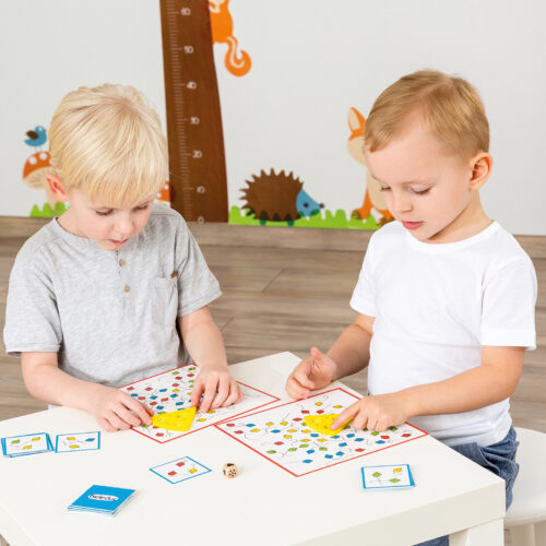 Kinder spielen das Tischspiel Tempo Toni