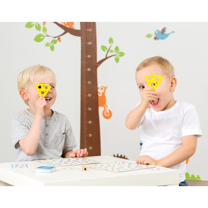 Kinder spielen das Tischspiel Tempo Toni