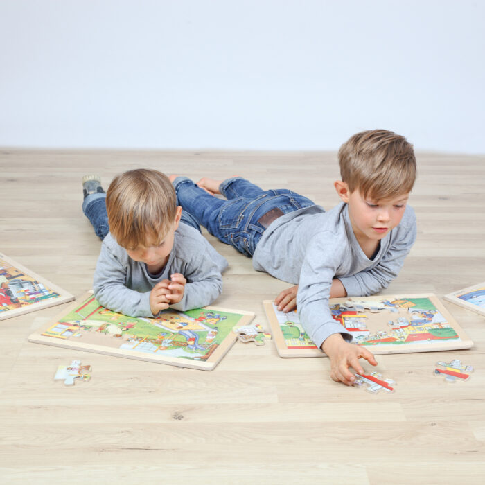 Kinder spielen mit Rahmenpuzzles für Kinder in Kindergarten- und Schulalter