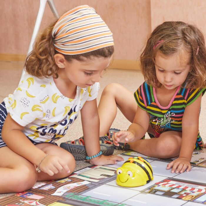 Kinder spielen mit Bee-Bot® programmierbarer Roboter für Kinde