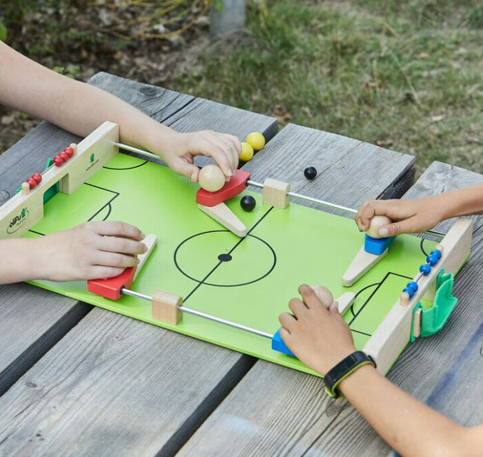 Kinder spielen mit olifu Fußballkicker