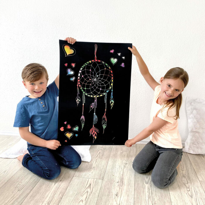 Kinder zeigen DIY Kratz Poster her