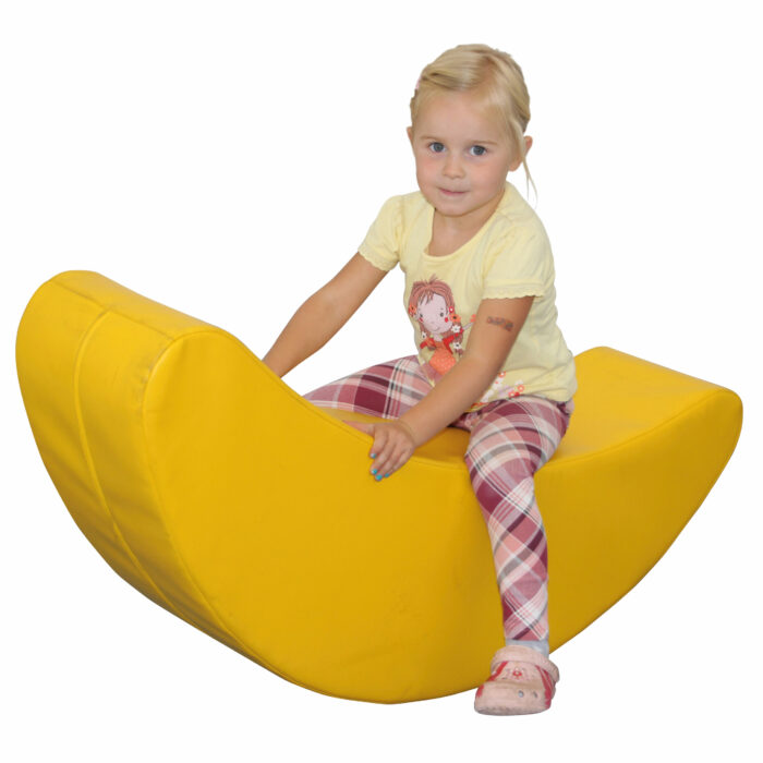 Kind sitzt auf dem Schaukelmond
