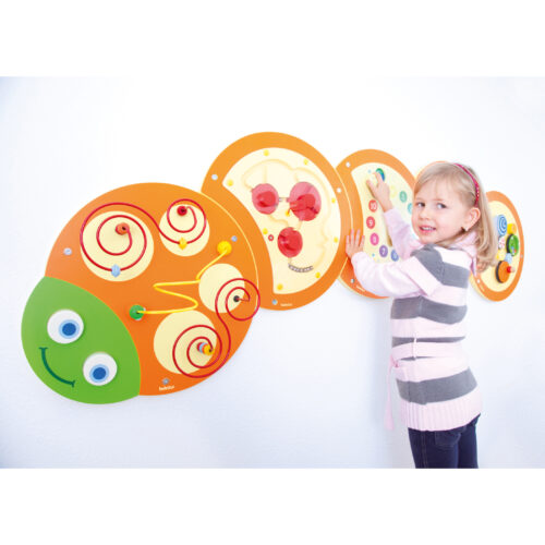 Kind spielt mit Wandelement Raupe für Kidnder in Krippe und Kindergarten
