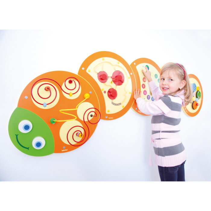 Kind spielt mit Wandelement Raupe für Kidnder in Krippe und Kindergarten