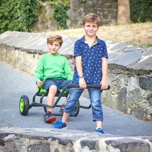 Kinder benutzen bikez Rikscha