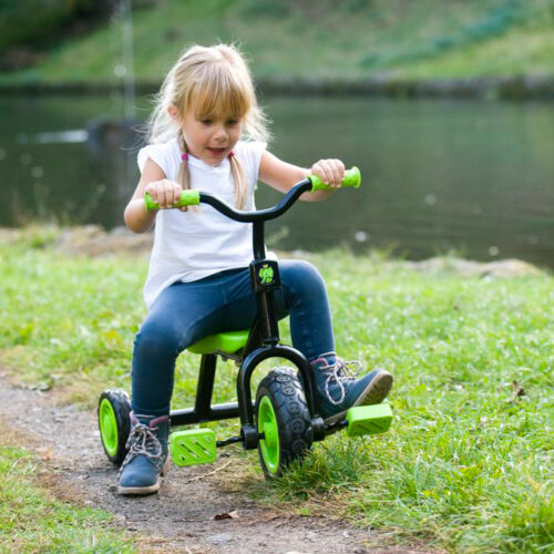 Kind auf bikez MINI Dreirad
