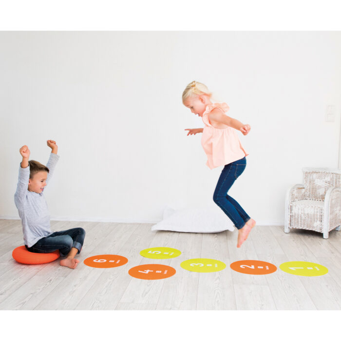 Kinder spielen mit Balancier- & Sitzkissen-Set