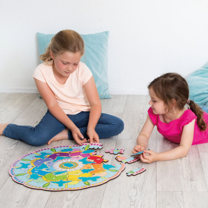Kinder spielen mit XXL Bodenpuzzle Insekten Mandala