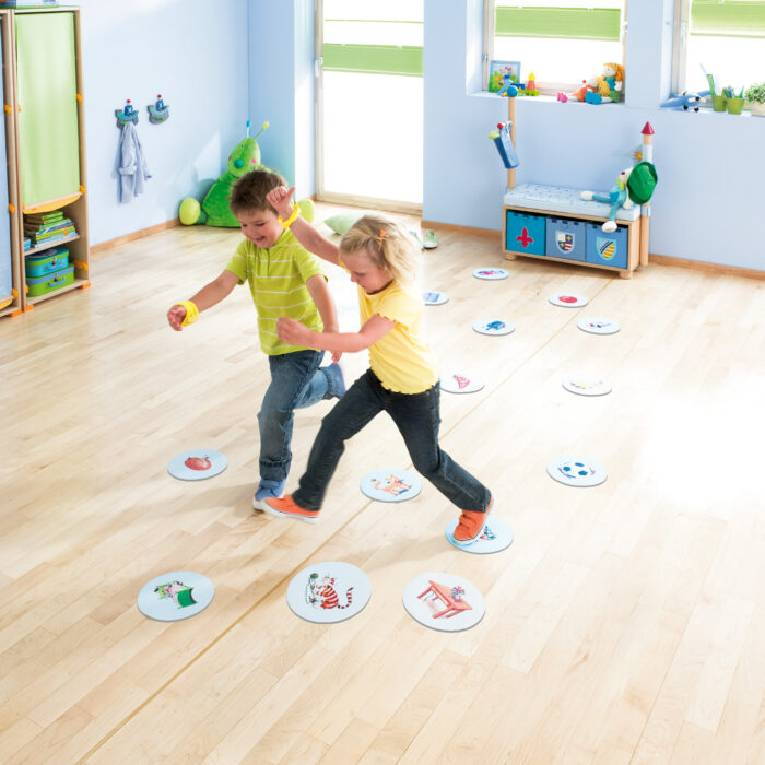 Kinder spielen Haba Ratz Fatz in Bewegung