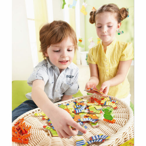 Kinder spielen Haba Socken zocken