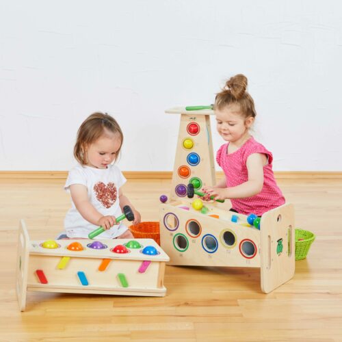 Kinder spielen mit Olifu Motorikturm Tower