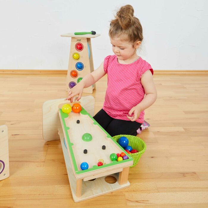 Kind spielt mit Olifu Motorikturm Tower