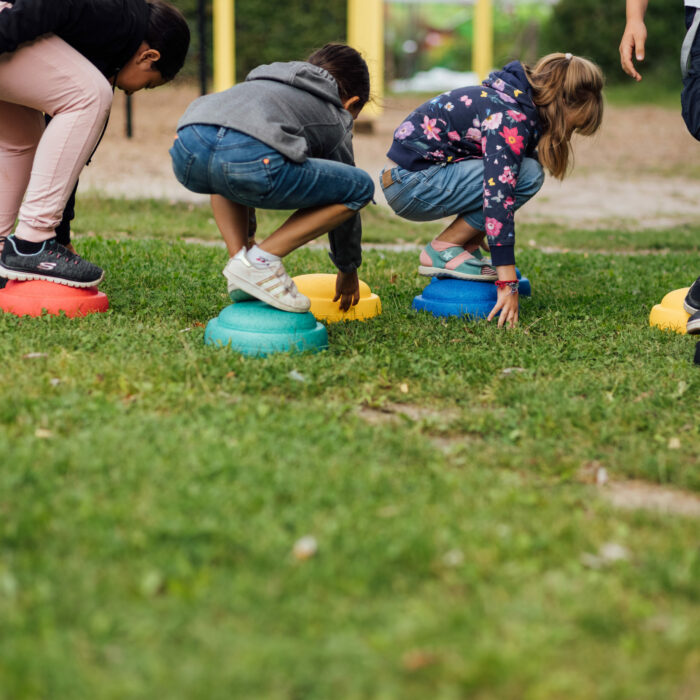 Kinder springen auf Stapelsteine