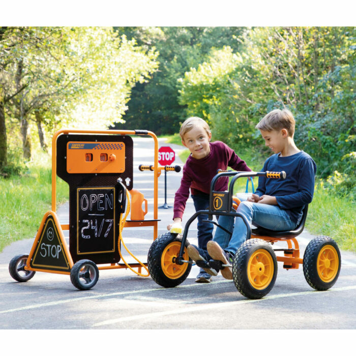 Kinder spielen Mobile Tank- & Servicestation