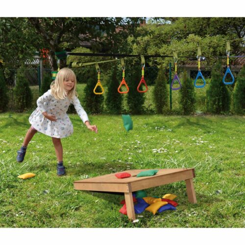 Kind spielt mit Bohnensäckchen Zielwurfspiel