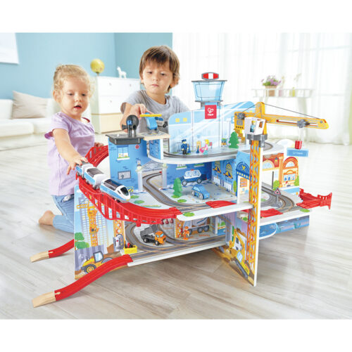 Kinder spielen mit Mega City Eisenbahn Set