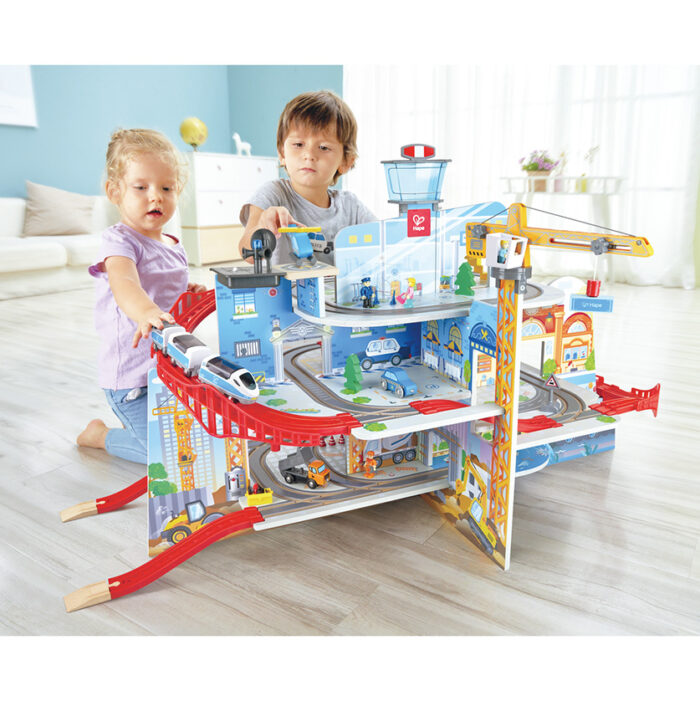 Kinder spielen mit Mega City Eisenbahn Set