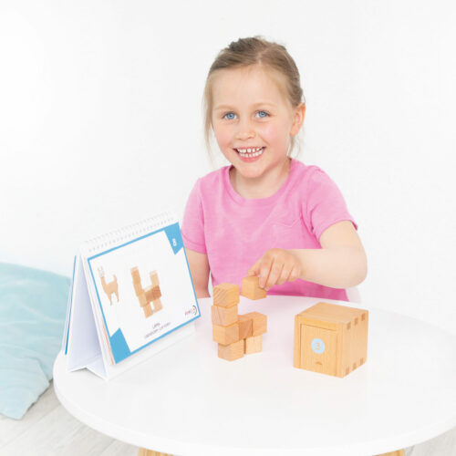 Kind spielt mit Fröbel Set 2
